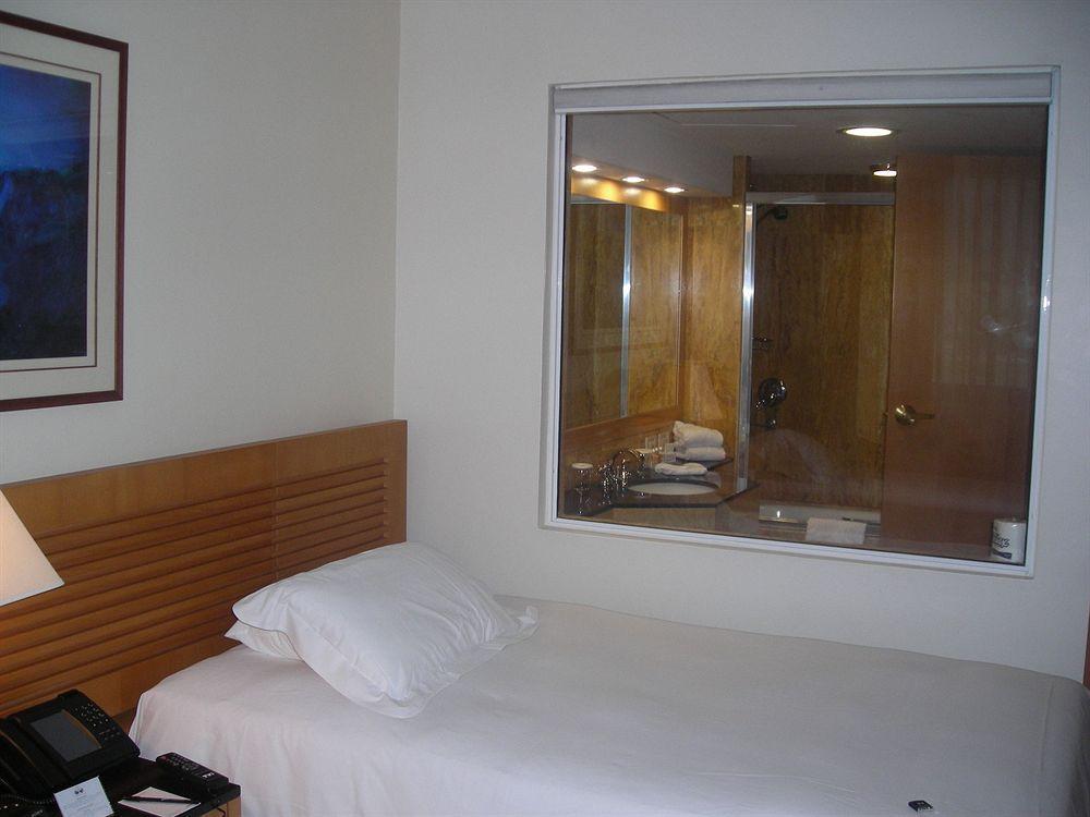 Eurobuilding Hotel & Suites Caracas Zewnętrze zdjęcie A room with a see-through shower