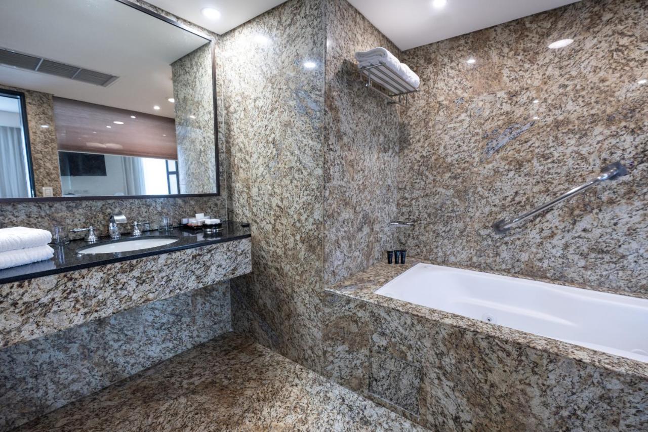 Eurobuilding Hotel & Suites Caracas Zewnętrze zdjęcie Granite bathroom