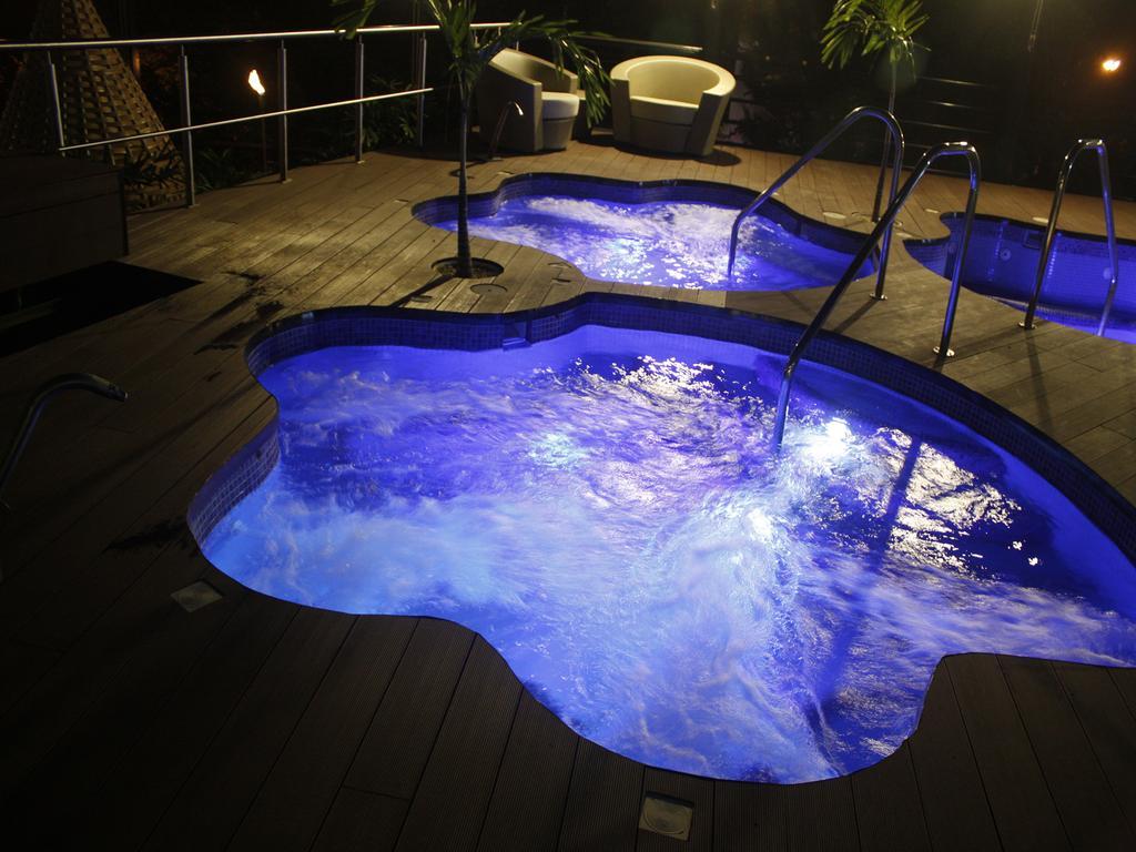 Eurobuilding Hotel & Suites Caracas Zewnętrze zdjęcie A rooftop pool at night