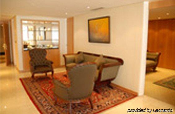Eurobuilding Hotel & Suites Caracas Pokój zdjęcie A living room in a typical condominium
