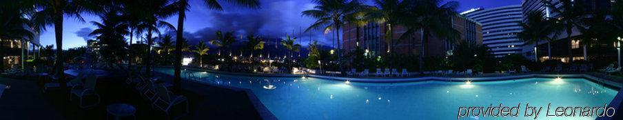 Eurobuilding Hotel & Suites Caracas Udogodnienia zdjęcie The pool at the Sheraton Resort at night