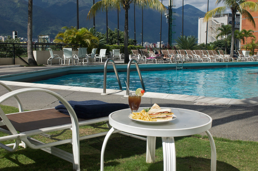 Eurobuilding Hotel & Suites Caracas Zewnętrze zdjęcie Hotel's pool